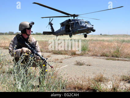 Un HH-60G Pave Hawk terres comme un opérateur spécial fournit la couverture au cours d'un combat de l'exercice de recherche et sauvetage à Beale Air Force Base, en Californie, le 31 mai 2013. L'HH-60 Pave Hawk est affecté à la 129e Escadre de sauvetage, Moffett Federal Airfield, Californie Robert Scott Banque D'Images