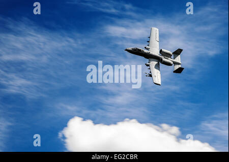 Un A-10 Thunderbolt II effectue une démonstration de force au cours de Red Flag Alaska 14-2, 23 juin 2014, au cours de la chaîne de l'Alaska commun du Pacifique, en Alaska. complexes L'A-10 fournit un appui aérien rapproché, généralement appelé par les contrôleurs de la finale de l'attaque conjointe, pour les unités au sol avec sa GAU-8/A Sept-canon mitrailleuse Gatling. L'aéronef est affecté au 25e Escadron de chasse, Base aérienne Osan, en Corée du Sud. Airman Senior Zachary Perras Banque D'Images