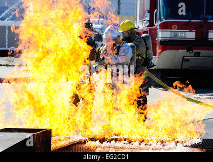 Herberth indique à Gaekel et du Honduras Belize les pompiers dans le cadre d'un incendie de carburant simulées pendant une durée de quatre jours, l'Amérique centrale opérationnelle mutuelle Partage de connaissances et d'expériences exercice Mercredi, 13 février 2013. CENTAM permet de fumée et les pompiers américains d'Amérique centrale une chance pour l'équipe et de la formation. Gaekel est le 612e Escadron de la Base aérienne de l'inspecteur du service des incendies le Service des incendies. Le s.. Eric Donner Banque D'Images