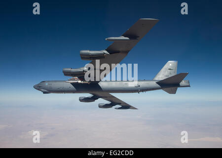 Le X-51A WaveRider, attaché à l'aile interne d'un B-52 Stratofortress, a volé sa quatrième et dernière mission le 1 mai 2013, sur le Point Mugu Naval Air Warfare Center Plage Mer, en Californie, l'équipe de test a atteint un record- réglage de 210 secondes de vol hypersonique à respiration aérienne. Testeurs de vol de Edwards Air Force Base, en Californie, a joué un rôle essentiel dans la réussite du programme. Bobbi Zapka Banque D'Images