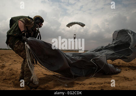 L'US Air Force une pararescueman avec le 82e Escadron de sauvetage expéditionnaire rassemble son camp près de parachute Lemmonier, Djibouti, Mars 14, 2014. Pararescuemen former périodiquement pour maintenir un haut niveau de compétence d'effectuer des missions dans toute la Corne de l'Afrique. Le s.. Erik Cardenas Banque D'Images