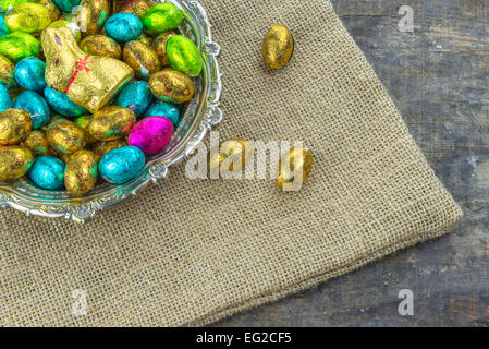 Œufs de Pâques et chocolat de Pâques bunny sur table en bois rustique Banque D'Images