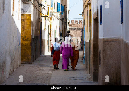 La femme marche dans une ruelle dans la médina d'Essaouira, Maroc Banque D'Images