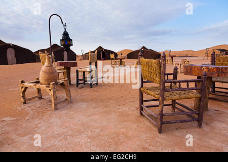 Dans le camp vide Erg Chigaga, désert du Sahara Marocain Banque D'Images