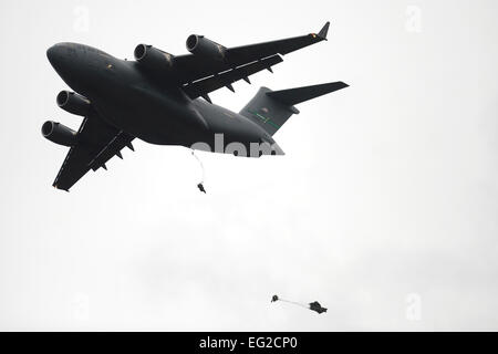 Aviateurs du 22 ème Special Tactics Squadron sauter d'un C-17 Globemaster III le 21 octobre 2014, lors d'un exercice d'entraînement à joint Base Lewis-McChord, dans l'un équipage du 7e Escadron de transport aérien d'un avion C-17 fournissant des aviateurs de la STS 22 l'occasion pour la ligne statique et à haute altitude, faible ouverture d'aller à la formation. Navigant de première classe Keoni Chavarria Banque D'Images