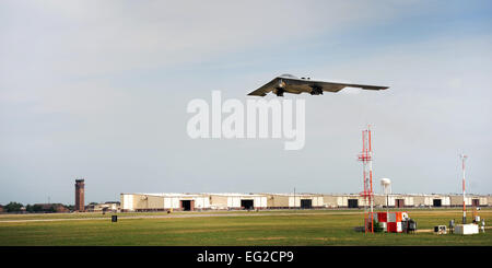 Un B-2 Spirit à partir de la 509e Bomb Wing se décolle de la piste 25 juillet 2013, à Whiteman Air Force Base, le Ve B-2-faible ou observables, furtivité, il donne les caractéristiques de la capacité unique de pénétrer un ennemi plus sophistiqués de défense. Le s.. Nick Wilson Banque D'Images