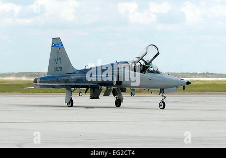 T-38A/C et à-38B Talon fonction principale : recherche avancée d'entraînement des pilotes. Vitesse : 812 km/h. Dimensions : envergure 25 ft. 3 in. ; longueur 46 ft. 4 in. ; Hauteur 12 pieds. En 10. Plage : 1 093 milles. Équipage : Deux. Paco Mendoza Banque D'Images