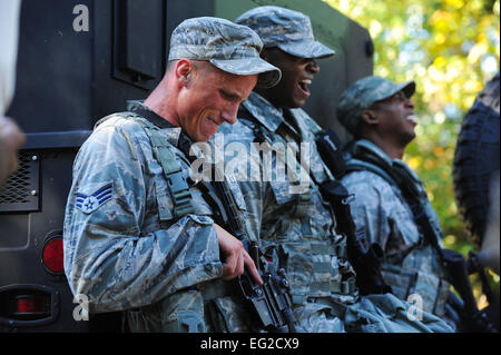 Zachary Gartmann Senior Airman, 20e Escadron des Forces de sécurité, contrôleur d'entrée d'un membre de la 1re classe Tyler Frazier, 20e ESF patrouilleur, et le sergent. Corey Wright, 20e ESF patrouilleur, pousser un humvee pendant le Defender's Edge chez Shaw Air Force Base, S.C., le 8 oct., 2014. Au cours de l'événement, aviateurs avaient 30 minutes pour remplir 10 défis. Un membre de la 1re classe Michael Cossaboom Banque D'Images