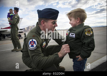 Le major Joshua Boudreaux et le Major Jason Curtis sont accueillis par leurs enfants après avoir effectué leur premier Delta Formation sortie le 13 janvier 2015 à Nellis Air Force Base, Nevada Boudreaux et Thunderbird 2 mouches mouches Curtis Thunderbird 5. Tech. Le Sgt. Manuel J. Martinez "Pour plus de photos de autour de l'Armée de l'air, visitez notre page Facebook à facebook.com/usairforce.&amp;quot Http://facebook.com/usairforce.&amp;quot ; United States Air Force Banque D'Images