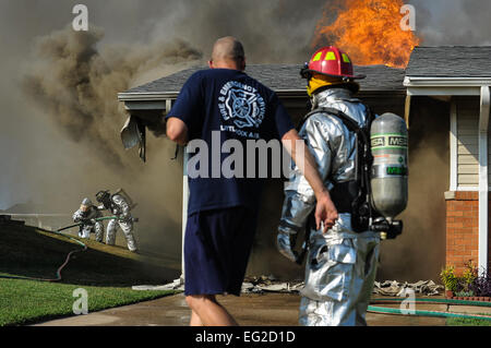 Les membres du 19e Escadron de génie civile travaillent ensemble en tant qu'ils appliquent les techniques de suppression des incendies pendant l'incendie d'une maison le 7 septembre 2013, à Little Rock Air Force Base, arche. Les membres de la 19e SCÉ répondent à environ 800 appels par année. Navigant de première classe Le Cliffton Dolezal Banque D'Images
