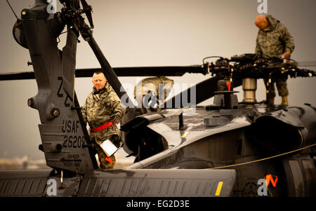 La maintenance des avions de la 33e unité expéditionnaire de maintenance hélicoptère effectuer la maintenance de routine sur un HH-60G Pave Hawk le 25 mai 2012, à l'aérodrome de Bagram, en Afghanistan. Le rythme élevé des opérations et de l'environnement austère de l'Afghanistan présente un défi unique pour les responsables, qui travaillent en permanence pour garder le paver Hawks prêt à voler. Le Capitaine Raymond Geoffroy Banque D'Images