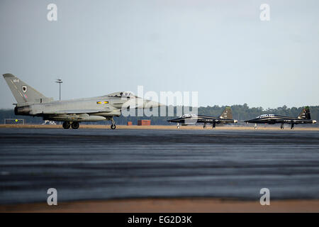 Un Eurofighter Typhoon RGF4 taxis en bas de la piste que deux T-38 serres se préparent à décoller le 30 janvier 2013, at Joint Base Langley-Eustis, Virginie les jets participent à l'exercice Western Zephyr, qui teste les capacités et la tactique du typhon. Kayla Newman Senior Airman Banque D'Images