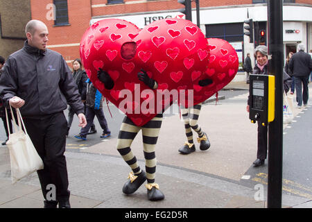 Wimbledon, Londres, Royaume-Uni. 14 Février, 2015. Cœurs itinérants dans le cadre de ville de Wimbledon Valentines Day Crédit : amer ghazzal/Alamy Live News Banque D'Images