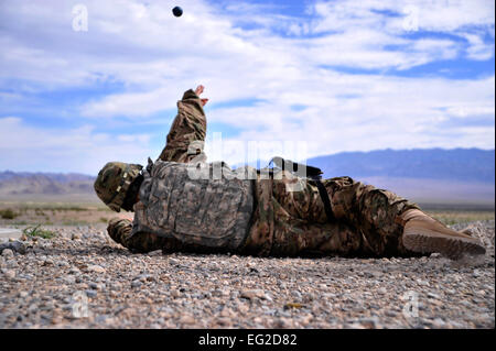 Le s.. David Garcia lance une M-69 grenade pratique au cours de la dernière itération d'une grenade à fragmentation M-67 classe de formation 30 août 2014, au pavillon d'argent Alpha, Nevada étudiants ont terminé le cours dans le cadre de leur formation préalable au déploiement. Garcia est un évaluateur avec le 99e Escadron des Forces de sécurité. Navigant de première classe Christian Clausen Banque D'Images