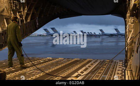 Le conseiller-maître Sgt. Phillip Johnson effectue des procédures de sauvegarde avant un vol d'entraînement à bord d'un C-17 Globemaster III le 8 septembre 2014, at Joint Base Charleston, S.C. de vols d'entraînement sont essentiels pour le succès des opérations d'aviateurs parce qu'elles aident à développer les compétences nécessaires pour combattre et missions humanitaires. Johnson est un arrimeur affecté à la 300e Escadron de transport aérien. Tech. Le Sgt. Barry Loo Banque D'Images