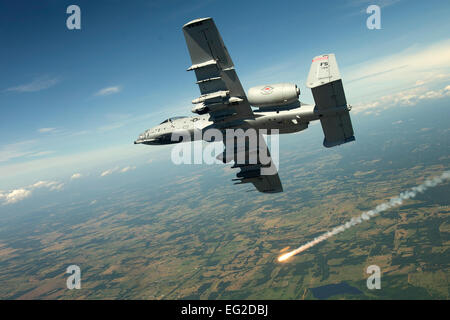 Le lieutenant-colonel Brian Burger de forêt off une poussée tout en avion dans une position de tir à angle élevé pendant un exercice plus Gamme Razorback à Fort Chaffee, Centre d'entraînement aux Manœuvres Ark., le 4 juin 2012. Le 188e Escadre de chasse, à l'approche de son deuxième déploiement en Afghanistan avec l'A-10 Thunderbolt II, conduit régulièrement à la formation des contrôleurs de la finale de l'attaque conjointe de différentes branches de service d'aiguiser ses compétences en matière d'appui aérien rapproché et d'effectuer une formation efficace avec JTACs. Burger est un pilote de A-10 et le commandant du Groupe des opérations 188e. Le sergent-chef. Ben Bloker Banque D'Images