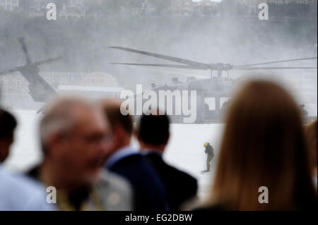 Aviateurs de la New York Air National Guard's 106th Rescue Wing effectuer une démonstration de sauvetage en eau avec un HH-60 Pave Hawk helicopter sur la rivière Hudson à New York, le 19 août 2012. Cette manifestation a été l'un des nombreux pendant la Semaine de l'Armée de l'air. Fuentes-Contreras Grovert Senior Airman Banque D'Images