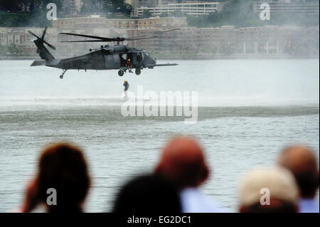 Des centaines de participants regardez comme aviateurs de la New York Air National Guard's 106th Rescue Wing effectuer une démonstration de sauvetage en eau d'un HH-60 Pave Hawk helicopter sur la rivière Hudson à New York, le 19 août 2012. Cette manifestation a été l'un des nombreux pendant la Semaine de l'Armée de l'air. Fuentes-Contreras Grovert Senior Airman Banque D'Images