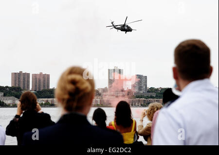 Des centaines de participants regardez comme aviateurs de la New York Air National Guard's 106th Rescue Wing effectuer une démonstration de sauvetage en eau d'un HH-60 Pave Hawk helicopter sur la rivière Hudson à New York, le 19 août 2012. Cette manifestation a été l'un des nombreux pendant la Semaine de l'Armée de l'air. Fuentes-Contreras Grovert Senior Airman Banque D'Images