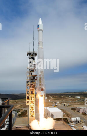 Lancement d'une fusée Atlas V Alliance portant un WorldView-3 DigitalGlobe a lancé avec succès le 13 août 2014, à partir de l'espace complexe de lancement-3 à Vandenberg Air Force Base, en Californie par Joe Davila Banque D'Images