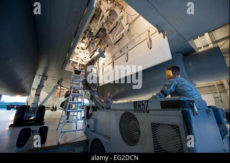 Les membres de l'équipe de l'équipe de charge affecté à la 28e Escadron de maintenance des aéronefs charger une bombe guidée inerte dans un simulacre de bombardiers B-1 simulateur dans l'équipe de chargement Installation d'instruction de Ellsworth Air Force Base, S.D., 13 août 2013. Après chaque mission, les chargeurs d'armes effectuer les contrôles de qualité pour vérifier que tous les systèmes d'armes sont opérationnelles avant B-1 les missions. Navigant de première classe Zachary Hada Banque D'Images