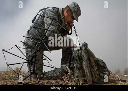 Le Lieutenant-colonel de l'US Air Force Matthieu Lengal communique avec C-17 Globemaster III alors que l'équipage au cours d'une des terres de l'exercice de l'Armée de l'air de la mobilité le 23 mai 2012, sur la gamme de formation et d'essai au Nevada. Aviateurs et soldats de plus de cinq unités ont pris part de la partie de l'appui au sol MAFEX. Lengal est un 18e Groupe d'opérations d'appui aérien officier de liaison aérienne de Fort Bragg N.C. Un membre de la 1re classe Daniel Hughes Banque D'Images