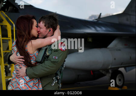 Tara Fuller baisers son mari, le capitaine Charles Fuller, lors d'un événement retour le 4 avril 2012, à Hill Air Force Base, dans l'Utah. 11 F-16 Fighting Falcon pilotes de la 421e Escadron de chasse est retourné à la base après un déploiement de six mois Kunsan Air Base, la Corée du Sud. Le s.. Julianne Showalter Banque D'Images