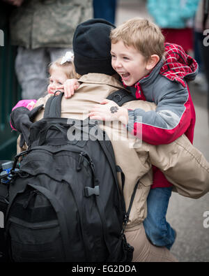 Le capitaine Lee Place accueille son heureux les enfants comme il sort de l'avion le 20 janvier 2015, à l'aéroport international de Minneapolis-St. Paul Air Station de réserve, au Minnesota, membres de la 934e Escadre de transport aérien, les amis et la famille s'est félicité de la maison leurs aviateurs, à leur retour d'un déploiement outre-mer. Place est attribuée à la 934e Escadron de soutien des opérations. Shannon McKay Banque D'Images