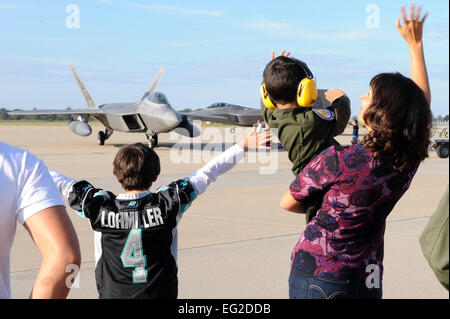 Les membres de la famille de l'onde de retour des membres du 27e Escadron de chasse 18 octobre 2013, à Langley Air Force Base, en Virginie. Plus de 300 aviateurs canadiens déployés à l'appui de théâtre du Commandement du Pacifique security package rotation pour Kadena Air Base, au Japon. Alors que sur le déploiement et la maintenance des pilotes de FS 27 intégré à la Marine américaine et d'auto-défense japonaises. Bretagne Paerschke Senior Airman-O'Brien Banque D'Images