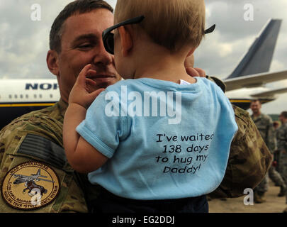 Airman Senior Thomas trou est accueilli par son fils après le retour de son déploiement de l'Asie du Sud-Ouest 20 mai 2013, à Little Rock Air Force Base, arche. Plus de 170 aviateurs ont été accueillis par des amis et des membres de la famille. Un membre de la 1re classe Scott Poe Banque D'Images