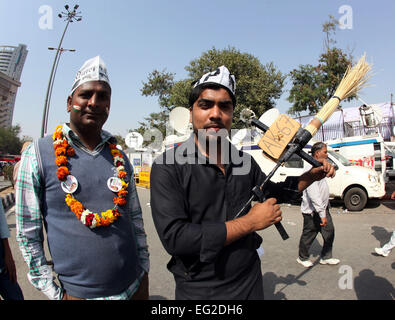 New Delhi, Inde. Feb 14, 2015. Un aam aadmi Party (PAA) partisan montre une arme sur mesure au cours de la cérémonie de prestation de serment de PAA chef Arvind Kejriwal comme nouveau ministre en chef de Delhi à Ramlila ground à New Delhi, Inde, le 14 février 2015. Visite de Laurent Fabius à Arvind Kejriwal chef du PAA le samedi assermenté à titre de nouveau ministre en chef de Delhi à un terrain ouvert dans la capitale nationale. © Partha Sarkar/Xinhua/Alamy Live News Banque D'Images