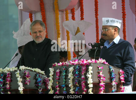 New Delhi, Inde. Feb 14, 2015. Le Lieutenant-gouverneur de Delhi Najeeb Jung (L) administre le serment d'office d'aam aadmi Party (PAA) chef d'Arvind Kejriwal (R) en tant que nouveau ministre en chef de Delhi à Ramlila ground à New Delhi, Inde, le 14 février 2015. Visite de Laurent Fabius à Arvind Kejriwal chef du PAA le samedi assermenté à titre de nouveau ministre en chef de Delhi à un terrain ouvert dans la capitale nationale. © Partha Sarkar/Xinhua/Alamy Live News Banque D'Images