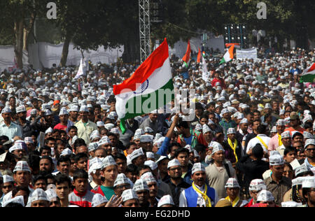 New Delhi, Inde. Feb 14, 2015. Plusieurs milliers de partisans du parti aam aadmi (PAA) recueillir durant la cérémonie d'assermentation PAA chef Arvind Kejriwal comme nouveau ministre en chef de Delhi à Ramlila ground à New Delhi, Inde, le 14 février 2015. Visite de Laurent Fabius à Arvind Kejriwal chef du PAA le samedi assermenté à titre de nouveau ministre en chef de Delhi à un terrain ouvert dans la capitale nationale. © Partha Sarkar/Xinhua/Alamy Live News Banque D'Images