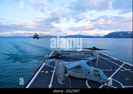 Un Alaska Air National Guard HH-60G Pave Hawk l'équipage du 210e Escadron de sauvetage at Joint Base Elmendorf-Richardson, Alaska, se prépare à atterrir sur l'USS Anchorage le 30 avril 2013, à Cook Inlet. Pilotes de la 210e RQS pratiqué l'atterrissage sur l'USS Anchorage pour recevoir une formation qui n'est pas facilement accessible dans la région. Le s.. Zachary Wolf Banque D'Images