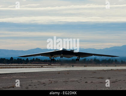 Un B-2 Spirit prend son envol au cours de l'exercice Red Flag 14-1, Janvier 28, 2014, à Nellis Air Force Base, Nevada Le B-2 est un bombardier multirôle capable d'apporter à la fois classiques et les munitions. Drapeau rouge aviateurs donne l'occasion de découvrir des situations de combat stress, réaliste dans un environnement contrôlé afin d'accroître leur efficacité et de préparation au combat. Le B-2 est affecté à la 13e Bomb Squadron basé à Whiteman Air Force Base, Navigant de première classe ve Thomas Spangler Banque D'Images