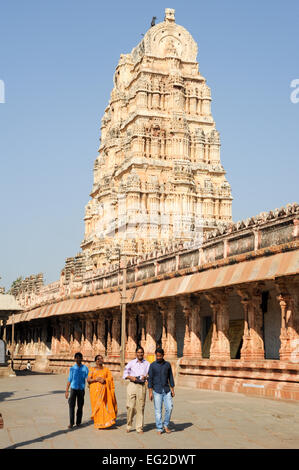 Hampi, Inde - 13 janvier 2015 : en face de vue de Shiva-Virupaksha Temple situé dans les ruines de l'ancienne ville Banque D'Images