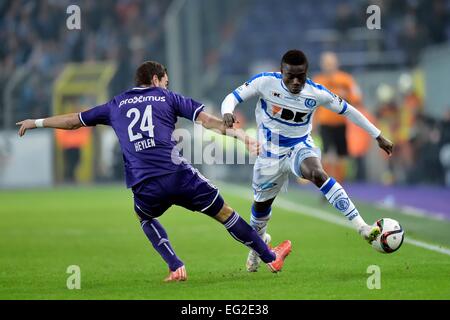 Anderlecht, Bruxelles, Belgique. 12 Février, 2015. Demi-finale de la Coupe de Belgique. Anderlecht et Gand. Avant de Simon Moïse KAA Gent défis Heylen Michael défenseur du RSC Anderlecht © Plus Sport Action/Alamy Live News Banque D'Images