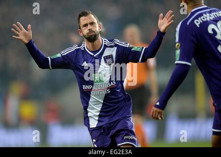 Anderlecht, Bruxelles, Belgique. 12 Février, 2015. Demi-finale de la Coupe de Belgique. Anderlecht et Gand. Le milieu de terrain Steven Defour du RSC Anderlecht fête son but © Plus Sport Action/Alamy Live News Banque D'Images