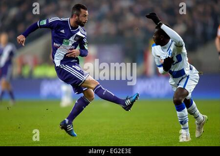 Anderlecht, Bruxelles, Belgique. 12 Février, 2015. Demi-finale de la Coupe de Belgique. Anderlecht et Gand. Le milieu de terrain Steven Defour du RSC Anderlecht mais sa frappe loin © Plus Sport Action/Alamy Live News Banque D'Images