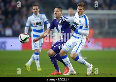 Anderlecht, Bruxelles, Belgique. 12 Février, 2015. Demi-finale de la Coupe de Belgique. Anderlecht et Gand. Aleksandar Mitrovic avant de RSC Anderlecht défis Gherson Rami défenseur de KAA Gent © Plus Sport Action/Alamy Live News Banque D'Images
