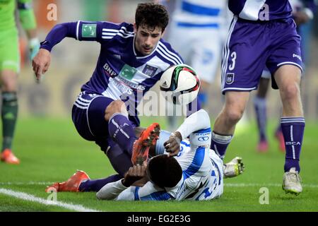Anderlecht, Bruxelles, Belgique. 12 Février, 2015. Demi-finale de la Coupe de Belgique. Anderlecht et Gand. Colin Maxime défenseur du RSC Anderlecht défis Simon Moïse de KAA Gent © Plus Sport Action/Alamy Live News Banque D'Images