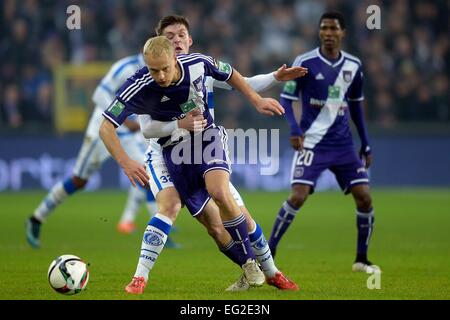 Anderlecht, Bruxelles, Belgique. 12 Février, 2015. Demi-finale de la Coupe de Belgique. Anderlecht et Gand. Olivier Deschacht de RSC Anderlecht défis Foket le milieu de terrain Thomas de KAA Gent © Plus Sport Action/Alamy Live News Banque D'Images