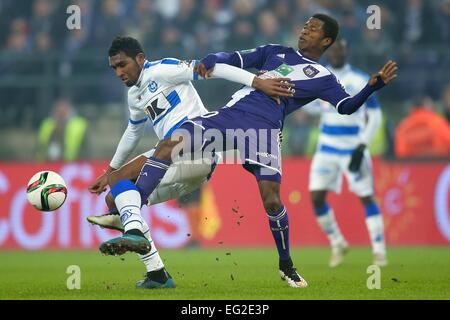 Anderlecht, Bruxelles, Belgique. 12 Février, 2015. Demi-finale de la Coupe de Belgique. Anderlecht et Gand. Ibrahima Conte de RSC Anderlecht défis Neto Renato Cardoso de KAA Gent © Plus Sport Action/Alamy Live News Banque D'Images
