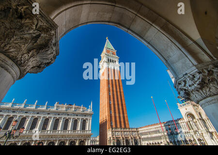 Le Campanile de Saint Marc vu de la colonnade du palais des Doges, Venise, Vénétie, Italie Banque D'Images