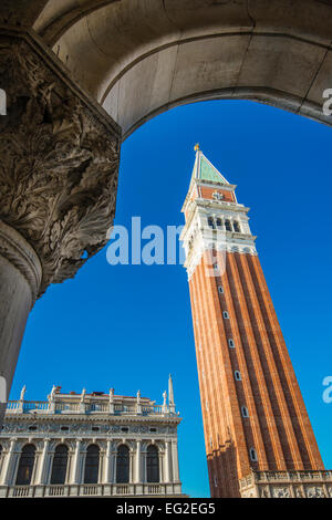 Le Campanile de Saint Marc vu de la colonnade du palais des Doges, Venise, Vénétie, Italie Banque D'Images