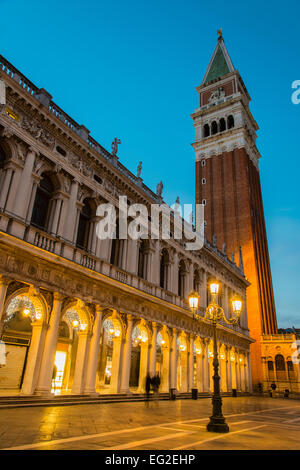 Portrait au crépuscule de la Campanile, la Piazza San Marco, Venice, Veneto, Italie Banque D'Images