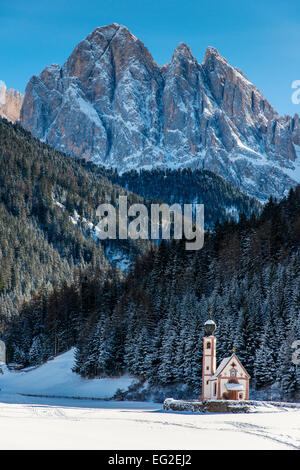 D'hiver panoramique vue sur St Johann In Saintes avec l'église de montagne Dolomites Puez-Geisler derrière, Villnoß ou Val di Funes, Adi Alto Banque D'Images