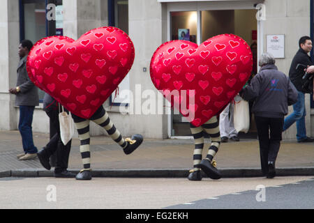 Wimbledon, Londres, Royaume-Uni. 14 Février, 2015. Cœurs itinérants dans le cadre de ville de Wimbledon Valentines Day Crédit : amer ghazzal/Alamy Live News Banque D'Images