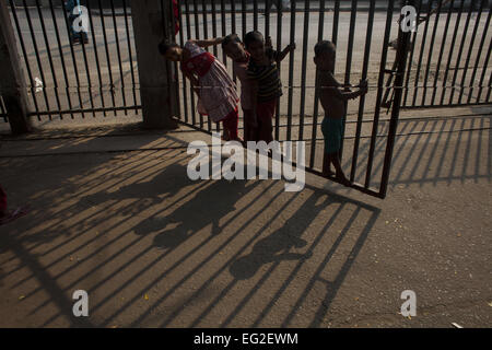 14 février 2015 - Dhaka, Bangladesh - sans-abri enfants jouant dans une porte de bureau à Dhaka (crédit Image : © Zakir Hossain Chowdhury/Zuma sur le fil) Banque D'Images