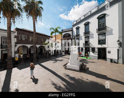 Plaza Espana avec l'hôtel de ville (côté gauche), la place centrale de la capitale Santa Cruz sur l'île canarienne de La Palma. Banque D'Images
